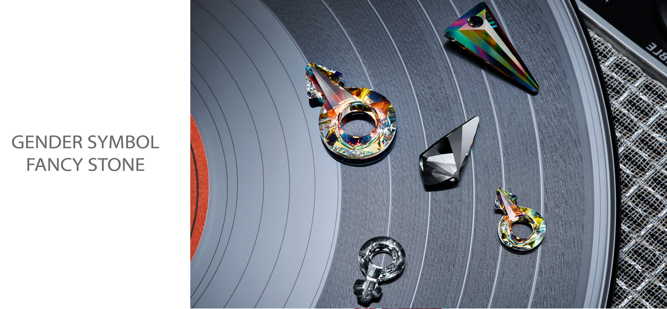 <p>Un nuevo estado de &aacute;nimo rebelde toma el centro del escenario, rompiendo audazmente las ideas tradicionales sobre el g&eacute;nero, la raza y las diferencias de edad. La vida es un escenario y el dise&ntilde;o lo celebra, esta nueva libertad al abrazar una actitud glam-rock con borde irregular. Tanto el s&iacute;mbolo femenino y masculino se corresponden perfectamente con la renegociaci&oacute;n predominante de los roles de g&eacute;nero.</p>
<h2>TRIANGLE FAMILY:&nbsp;ALPHA, BETA, GAMMA FLAT BACK</h2>