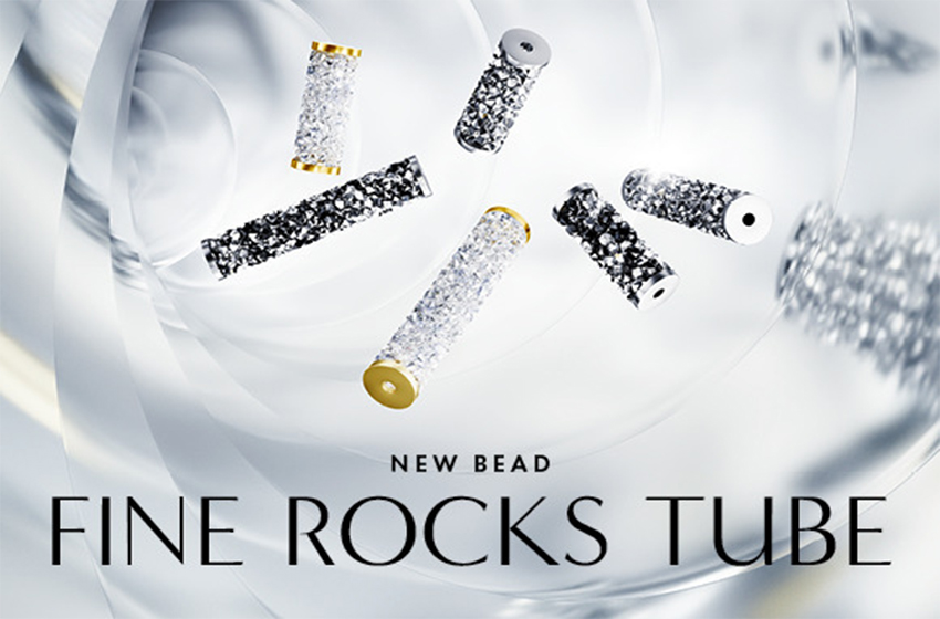 <p><strong>FINE ROCKS TUBE</strong></p>
<p>De forma cil&iacute;ndrica, presenta una superficie pav&eacute; premium creada con chatones de doble punta (PP14); esta es una t&eacute;cnica decorativa reconocida por su brillo altamente refinado. El tubo tambi&eacute;n ofrece la opci&oacute;n de ser elegantemente puntuado por las tapas met&aacute;licas brillantes (5950), proporcionando una amplia gama de posibilidades para dise&ntilde;os personalizados.</p>